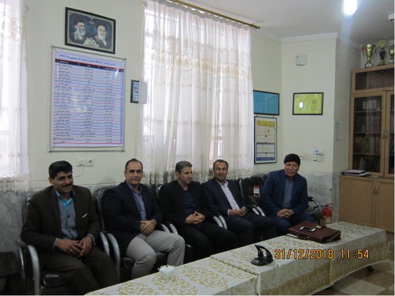 حضور سرگروه مدبران استان وگروه های آموزشی در مدرسه شهدای آزمایش 98-97